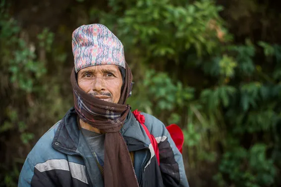 Ohikulkija pysähtynyt ihmettelemään kopteria ja ehkä vähän meitäkin.